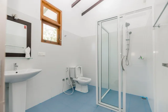 Guest bathroom at Tèya Beach Hotel (01)