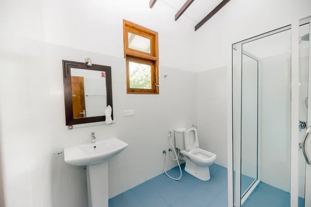 Guest bathroom at Tèya Beach Hotel (02)