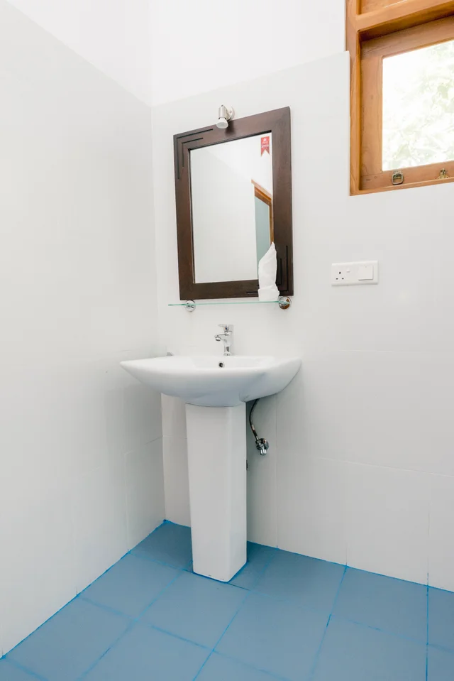 Guest bathroom at Tèya Beach Hotel (04)