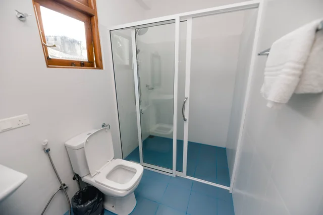 Guest bathroom at Tèya Beach Hotel (05)
