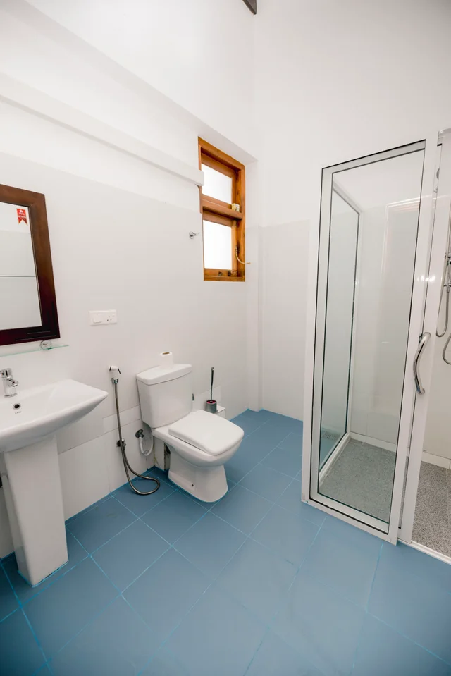Guest bathroom at Tèya Beach Hotel (07)